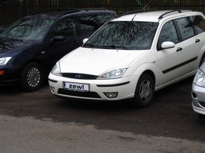 zewluv kocar a dvoje mracitka vedle sebe