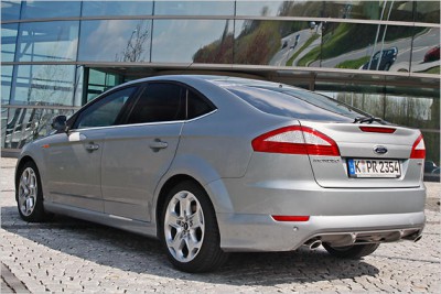 Ein-markanter-Heckstossfaenger-in-Diffusor-Optik-laesst-den-Mondeo-dynamischer-wirken.jpg