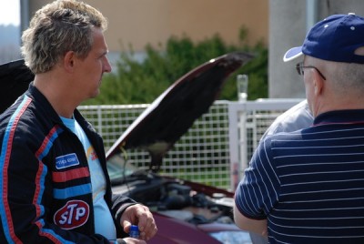 Foki otevira, asi nejake nealko.