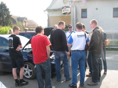 Skupinka kde jinde než u Bobanova motoru:<br />Zleva tuším Alonso ml,Tad,vykukuje Forbes,Boban,Zewl,Alonso 68 st,Chmelko,Veba,Za ním Jasio s Bubáčkem