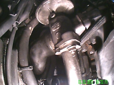 PICT0166.JPG (42.29 KiB) Zobrazeno 4648 x upevnění pod EGR, černá hadice s objímkou, vpravo trubka zpětného sání z výfuku (zaslepeno)