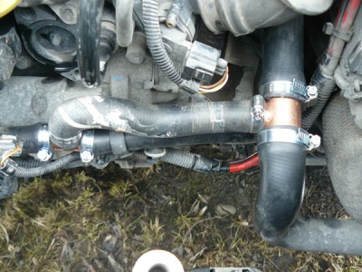 Použity dva T kusy měděné  na rozvod topení ( 18x18x18, 28x18x28 ) a kus hadice ze starého motoru.