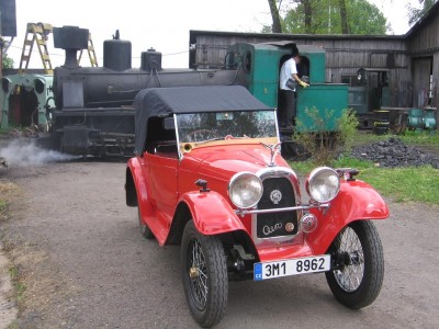 Krásná Aerovka, v pozadí mašinka, která nás táhla.