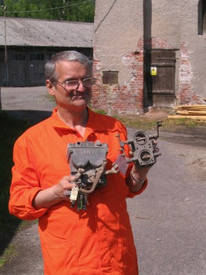 Průvodce muzeem donesl forďákům ukázat karburátor Solex z Fordu.