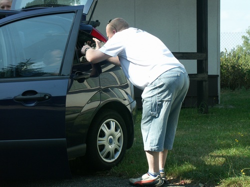 Bruno delal nejdulezitejsi praci - lepil srazovou samolepku.