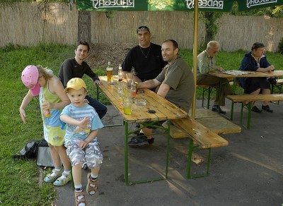 Zleva: starošata a jejich živé obrazy, Chmelko, Horst, Latis. ti vpravo k nám asi nepatří, ale zajímavé bylo to, že ta paní spadla s tou lavicí.