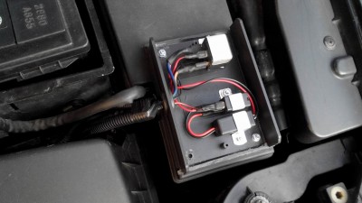 Krabička so spínacím a riadiacim relé a modulom pre denné svietenie /nie je zapojený na svetlá, je využitý len pre spínanie ohrevu/. Použil som ho v obvode kvôli tomu, že zopína až po naštartovaní motora keď sa zvýši napätie nad 13,7V. Nemôže sa tak stať žeby sa spustil ohrev bez nabíjania.