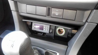 Digitálny termostat so snímačom teploty vo vodnom ohruhu /na výstupe z termostatu k radiátoru/. V sérii je zapojený spínač, ktorým si celý obvod môžem v lete vypnúť a nad ním je LED dióda s priesvitkou so symbolom žhaviča. Táto LED je priamo napojená na žhavič kvôli kontrole napätia na ňom.  Obvod sa spúšťa asi 5 sekúnd po naštartovaní ako to vidno na videu, keď zopne modul denného svietenia