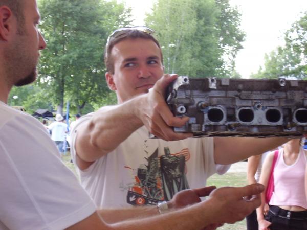 ...boban, trosku mi pomoz co, ale at to nikdo nevidi ;)