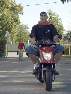 Horst na motorce a v pozadí Chmelko