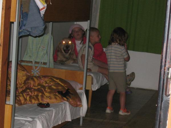 Almě se líbilo i v postýlce