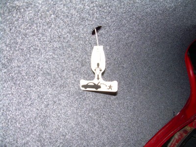 Tak tohle je perfektní US vychytávka, pokud vás třeba gangster zavře do kufru stačízatahnout za páčku a podlé navodu na ni šup z kufru ven :D No holt Amerikáni to mají vychytaný :D:D:D