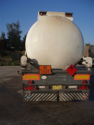 P9280051.JPG (39.46 KiB) Zobrazeno 1159 x cisterna plná benzínu stála 1m za hořícímí autobusy, včas se ji podařilo odvést, ale trochu ohořela