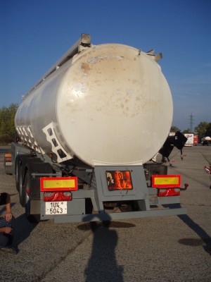 P9280049.JPG (40.26 KiB) Zobrazeno 1171 x cisterna s naftou stála vedle cisterny s benzínem