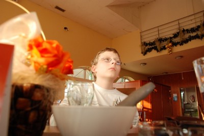 polevka v misce v popredi, nejmladsi z Brunu v pozadi