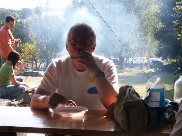 i mistr Pelen na chvilku odložil foťák aby si nacpal bříško.jpg