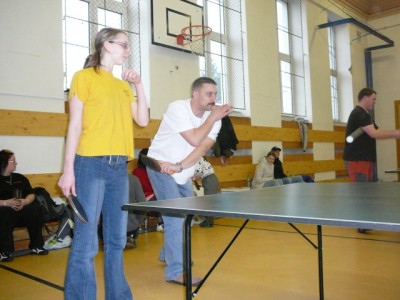 Skubi se buďto snaží ten míček zhypnotizovat nebo ho začarovat...=D