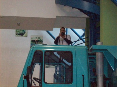 Skubi porušil zákaz sahání a lezaní po exponátech