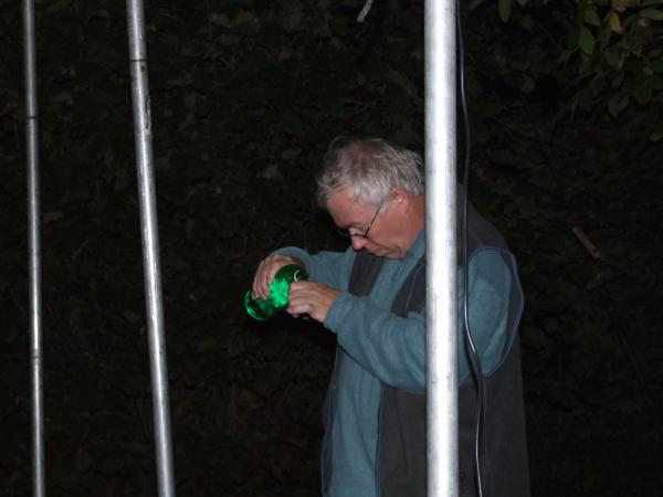 Aha plní zapalovač