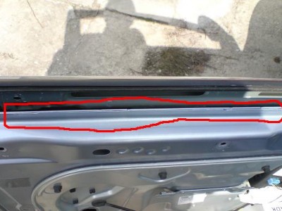 Najprv sa odstrani guma z vnutornej strany dveri