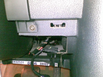 Tady je vidět jakým způsobem je provedeno uchycení krytu pod přístrojovkou