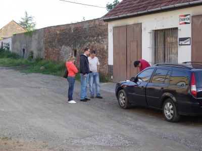 Uřvaný a Ballu okukujou Antonínovi denní z S6ky<br />z leva Antonína přítelkyně, Antonín, uřvaný, Ballu