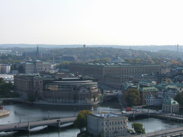 Kralovsky palac vpravo.