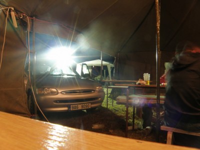 Escort se chtěl schovat do stanu :)