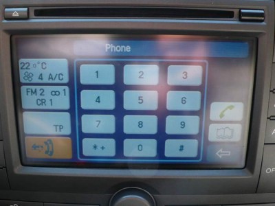 Po zpárování telefonu stačí prstem ťuknout na ikonku seznamu - prostřední ikona vpravo dole