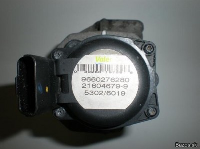 Tento štítok je viditeľný zvrchu...vzadu vpravo..