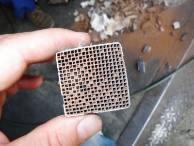 Jeden zo segmentov DPF - sú medzi sebou lepené a v plášti uložené v akejsi minerálnej vate.