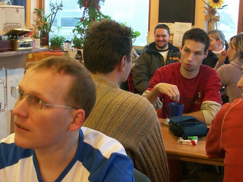 PedroH objednava ovocny caj. Ten divny vyraz ma, protoze jinak pije moc piva.