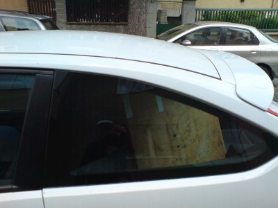 Místo zadních sedaček využitý nákladový prostor pro nějakou bednu. Jindy tam bylo umyvadlo, záchod, prkna, ...