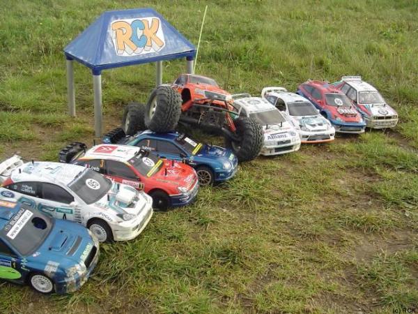 skoro všechna klubová auta