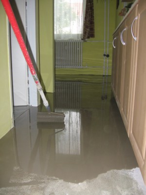 vylití podlahy v kuchyni a chodbě