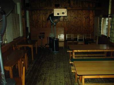 Druhy pohled uvnitr terasy (ty "hriby" jsou tepelne ohrivace, pokud by byla kosa)