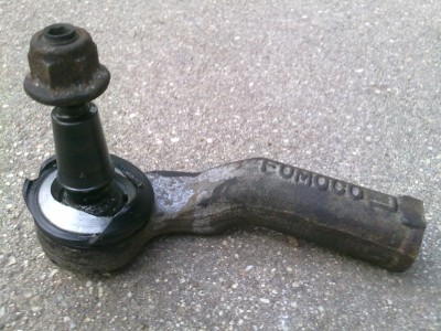 Čep řízení, který byl dle mého názoru v pořádku. Bez vůle, s velkým množstvím maziva, manžeta nepoškozená. Na fotografii po destruktivním odstranění gumové manžety.