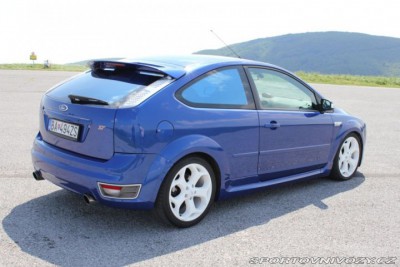 2-ford-focus-st-25-turbo.jpg