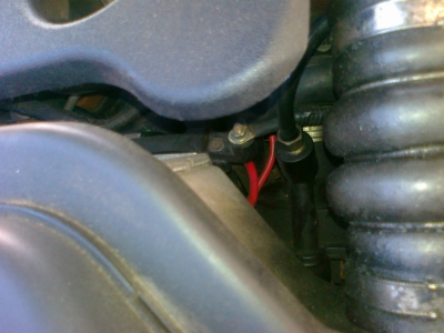 Červený kablík - přívod proudu ke žhavičkám.